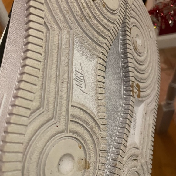 Nike Air Force black upper, white sole. Size 5Y - Picture 7 of 8